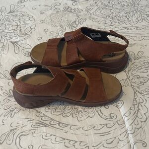 Kuru Cloud Brown Leather Women's Sandals -EUC